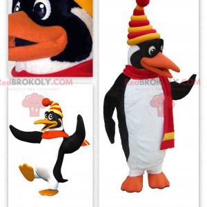 Mascot lindo pingüino blanco y negro vestido con ropa de