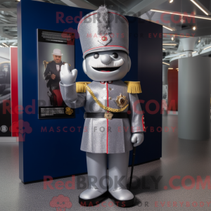 Stříbrná postava maskota...