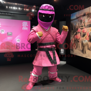 Mascotte de samouraï rose...
