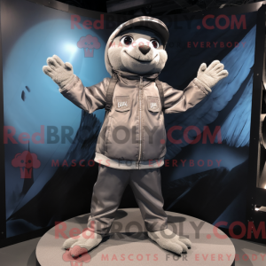 Mascotte de trapèze gris...