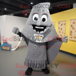 Šedá postava maskota Nachos...