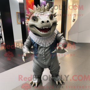 Stříbrná postava maskota...