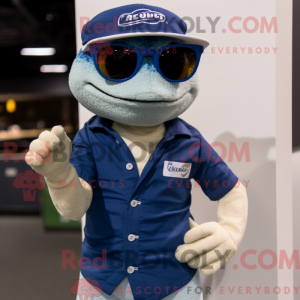 Postava maskota Navy Geckos...