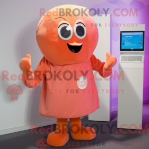 Postavička kostýmu oranžově...