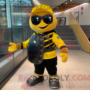 Gul skate-maskotdraktfigur...