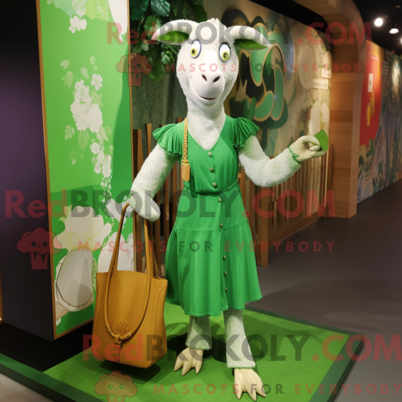 A máscara grande é uma figura drapeada com uma máscara maxi e um punho - Mascotes de cabra - REBROKO_317223 - RedBrokoly.com