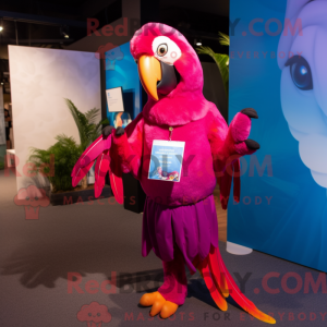 Magenta Macaw maskot...