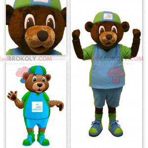 Medvěd hnědý maskot v zelené a modré oblečení
