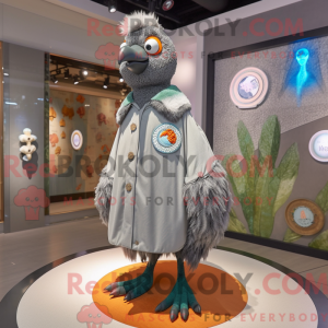 Máscara de pavão cinza com...