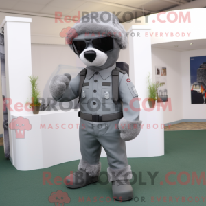 Personnage mascotte gris du...