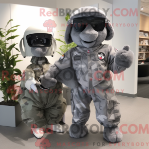 Personnage mascotte gris du...