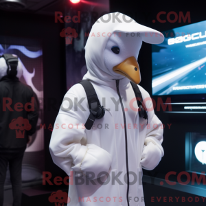 Maskotka White Goose jest...