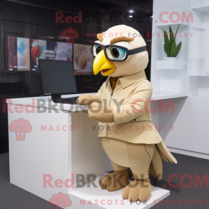 Máscara de papel bege com...