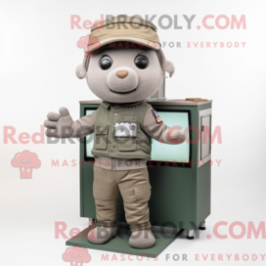 Grande figura de máscara de TV com calças cargo e gorros - Mascotes da televisão - REBROKO_332397 - RedBrokoly.com
