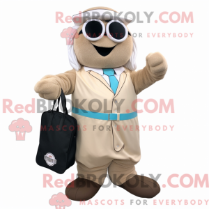 Postava maskota v béžových...