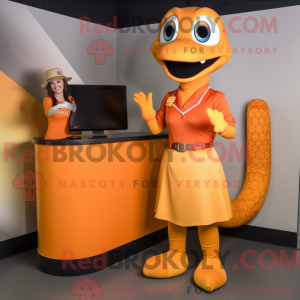 Oranžová postava maskota...