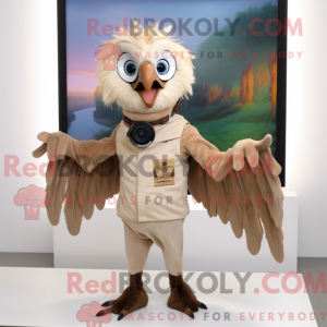 Mascotte de harpie beige...