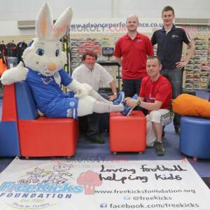 Mascotte de lapin blanc en tenue de supporter - Redbrokoly.com