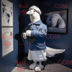 Maskotka Navy Dove jest...