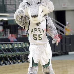 Mascote lobo cinza e branco em traje de basquete -