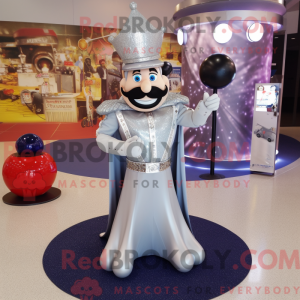 Silver Ring Master maskot...