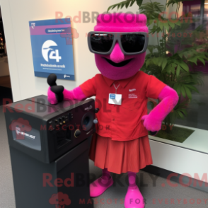 Magenta Câmera máscara de uso pessoal com bermudas e solbriller - Mascotes da câmera - REBROKO_348710 - RedBrokoly.com