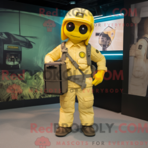 Máscara Gul Commando com características drásticas com calças Cargo e calças compridas - Mascotes de comando - RedBrokoly.com