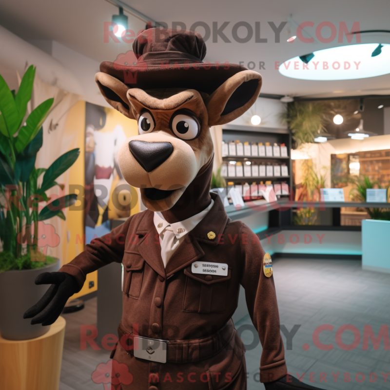 Fantasia de mascote com okapi marrom personagem com terno e boinas - Mascotes Okapi - REBROKO_356265 - RedBrokoly.com