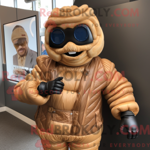 Tan Croissant maskot...