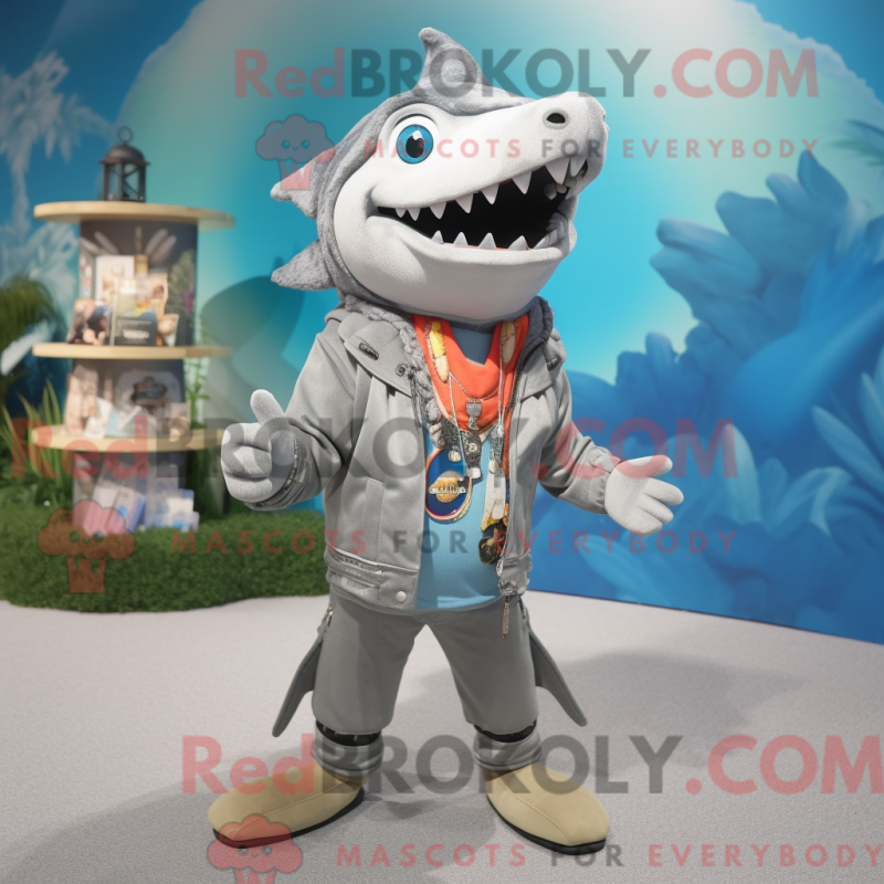 Fantasia de mascote de barracuda cinza com bermuda e colares - Mascotes Barracudas - REBROKO_359901 - RedBrokoly.com