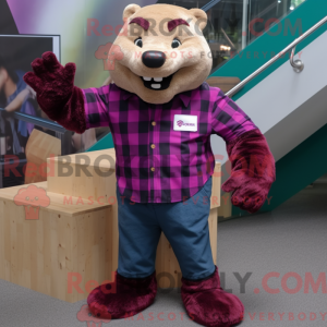 Maskotfigur av en magenta...