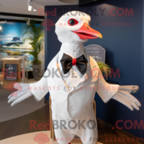 Característica de máscara de uma roupa elegante com blazer e roupa justa - Mascotes gaivota - REBROKO_366740 - RedBrokoly.com