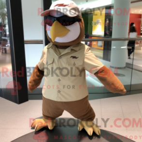 Personagem de máscara de Tan Falcon usando bermudas e bonés - Falcões mascotes - REBROKO_367890 - RedBrokoly.com