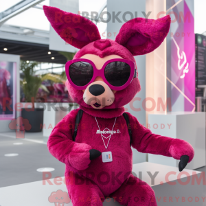 Maskotfigur av en magenta...