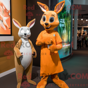 Maskotfigur af en orange...