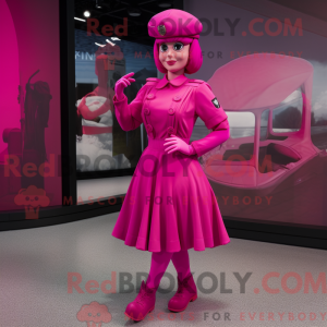 Maskotfigur af en magenta...