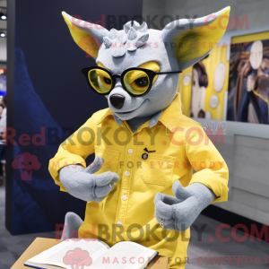 Personagem de máscara de...