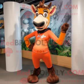 Característica de máscara de um ocapi laranja usado com calças de ioga e eleitores - Mascotes laranja - RedBrokoly.com