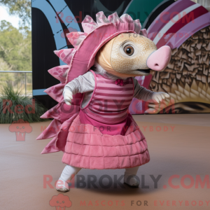 Maskottchenfigur eines rosa...