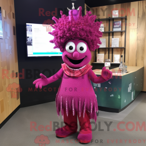 Maskotfigur af en magenta...