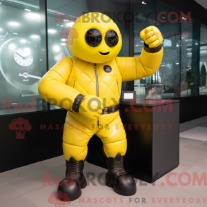 Maskotfigur af en citrongul...