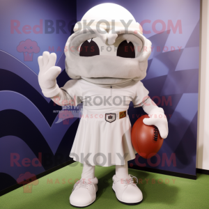 Biały kask do futbolu...