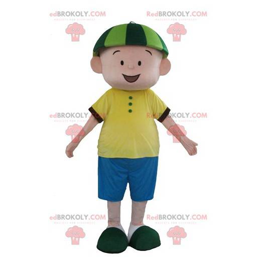 Menino mascote com roupa azul e amarela e chapéu verde -