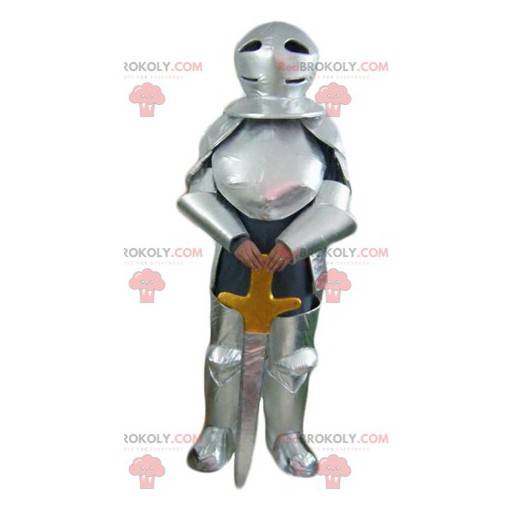 Cavaleiro mascote com armadura de prata e uma espada -