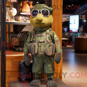 Maskotfigur af en Olive...