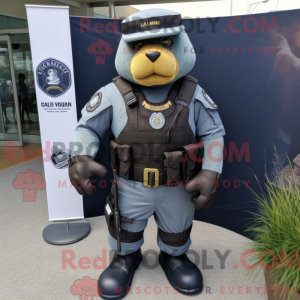 Maskottchenfigur eines Navy...