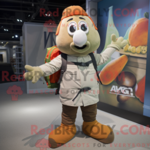 Característica de máscara de uma camisa de squash com shorts cargo e calças - Mascotes de squash - RedBrokoly.com