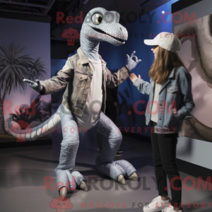 Maskot-karakter av en sølv...