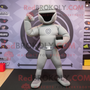 Postava maskota šedého...