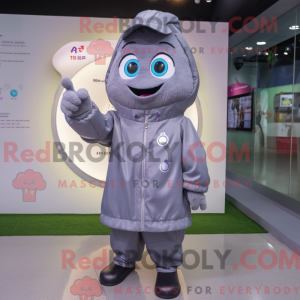 Mascota de una ciruela gris...